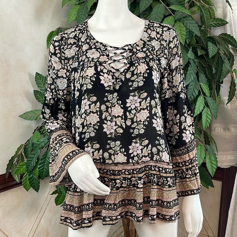 AMERICAN EAGLE RUFFLE HEM FLORAL TOP